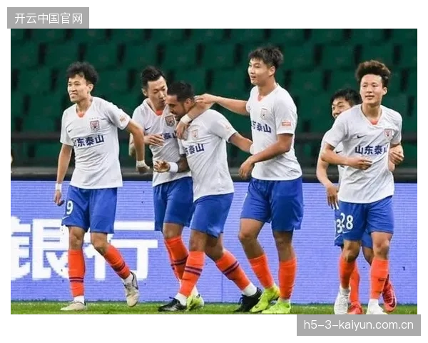 洪明甫治下的韩国队战术更注重中路配合,以改变以往过于依赖边路传中的单一套路 洪明甫治下的韩国队战术更注重中路配合,以改变以往过于依赖边路传中的单一套路